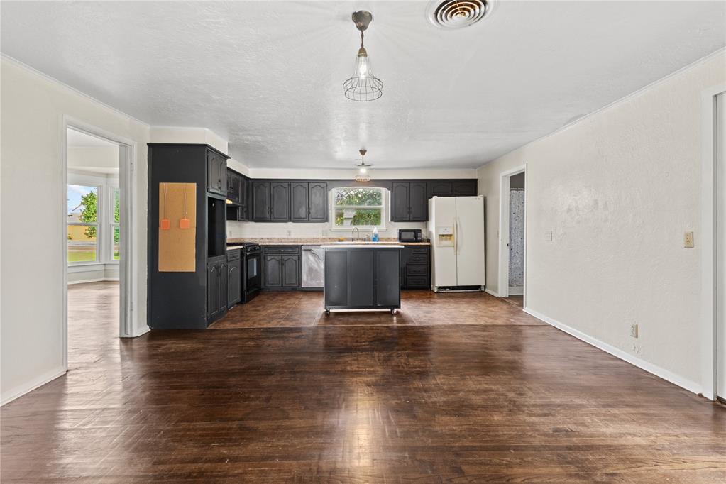 108 W Tom Stafford Street