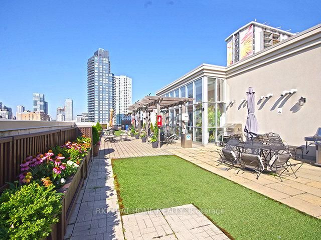 225 E Wellesley St 809