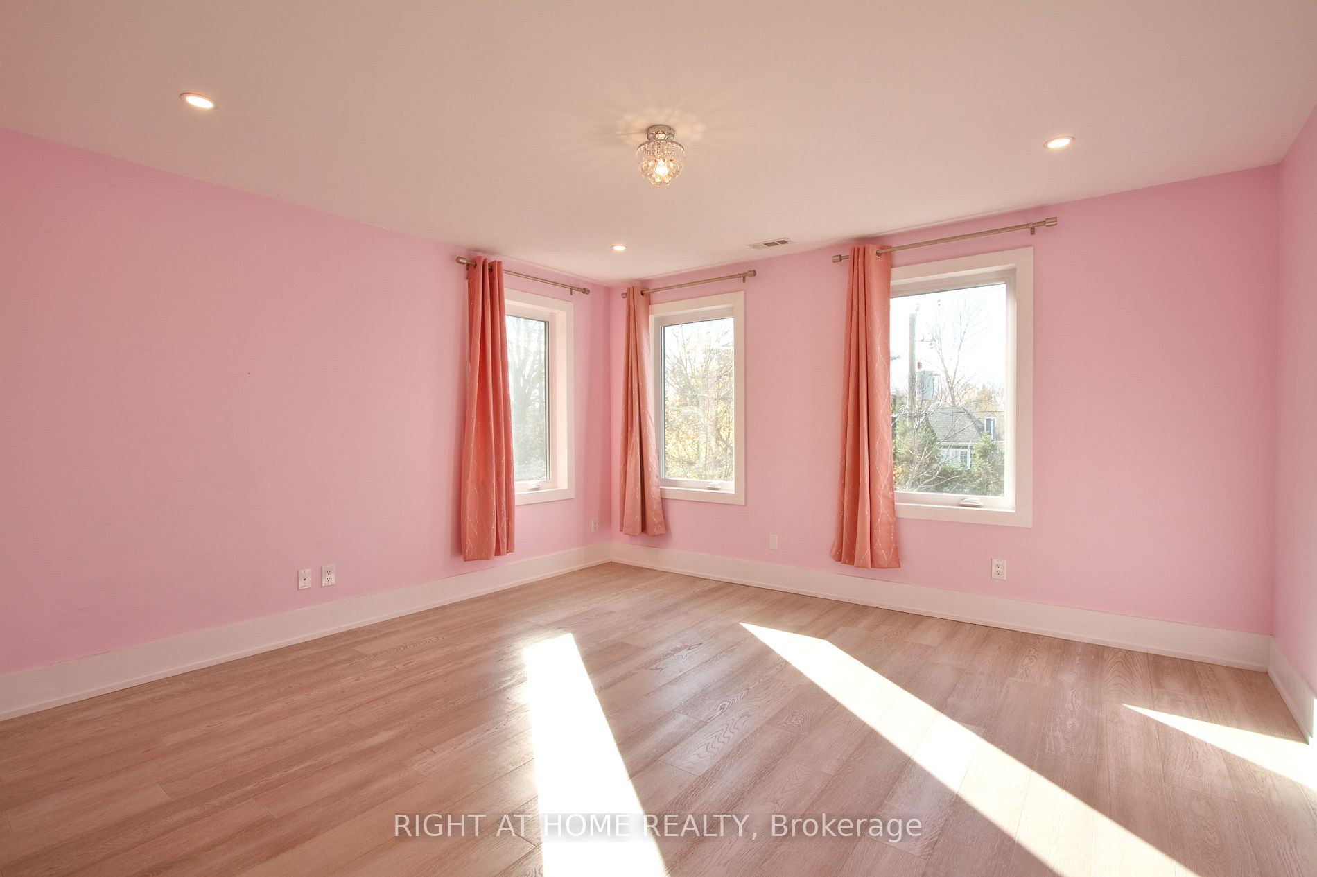 133 Roxborough Rd Main