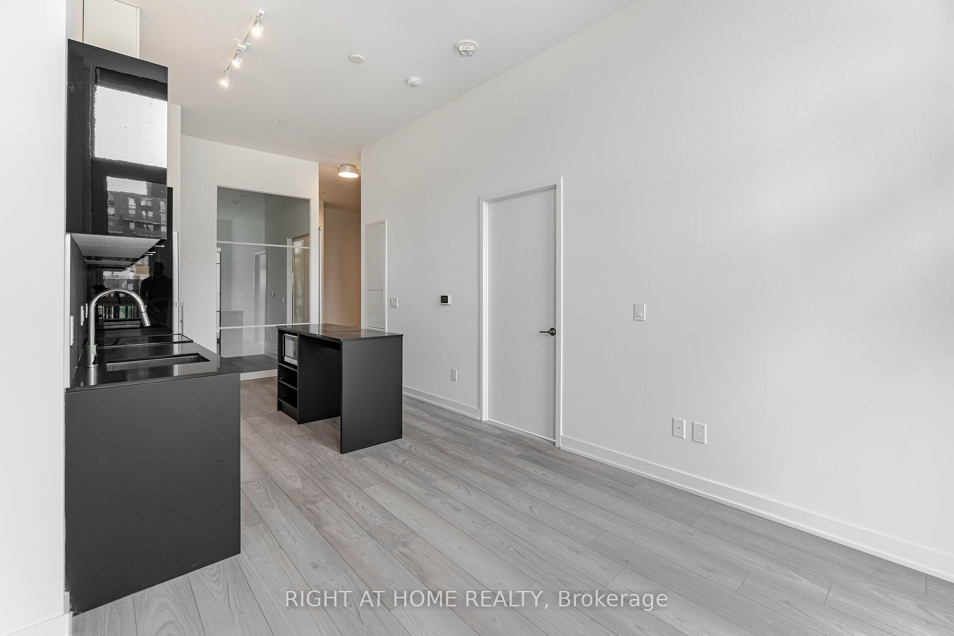 8 Tippet Rd 0110