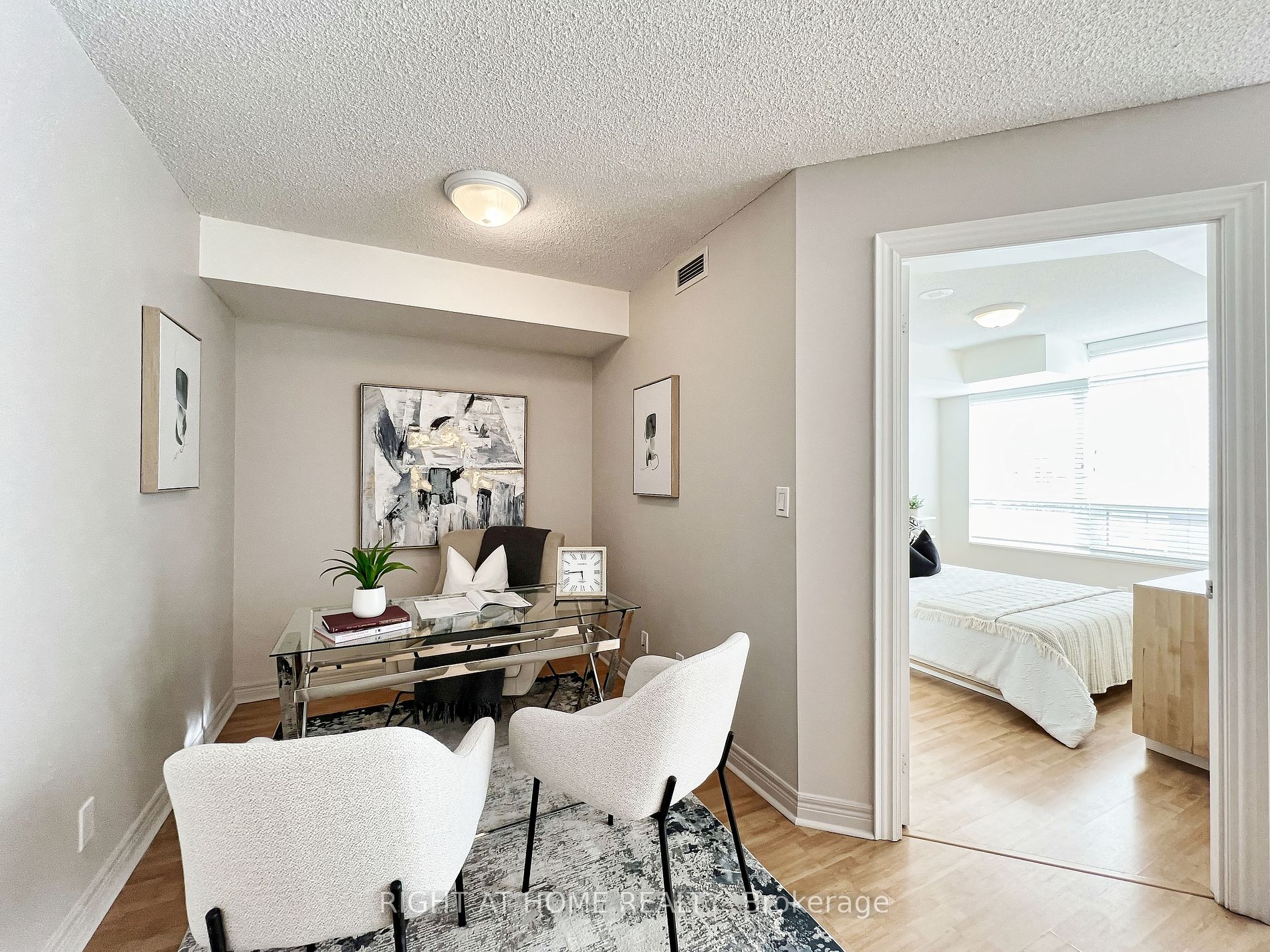 212 E Eglinton Ave 502