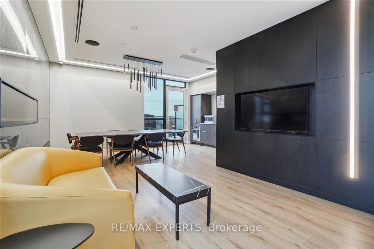 681 Yonge St 209