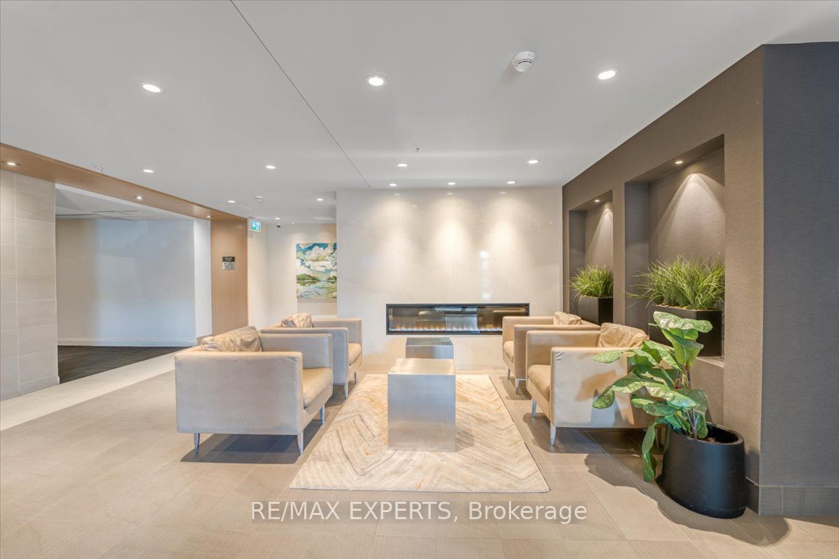 1105 E Leger Way 527
