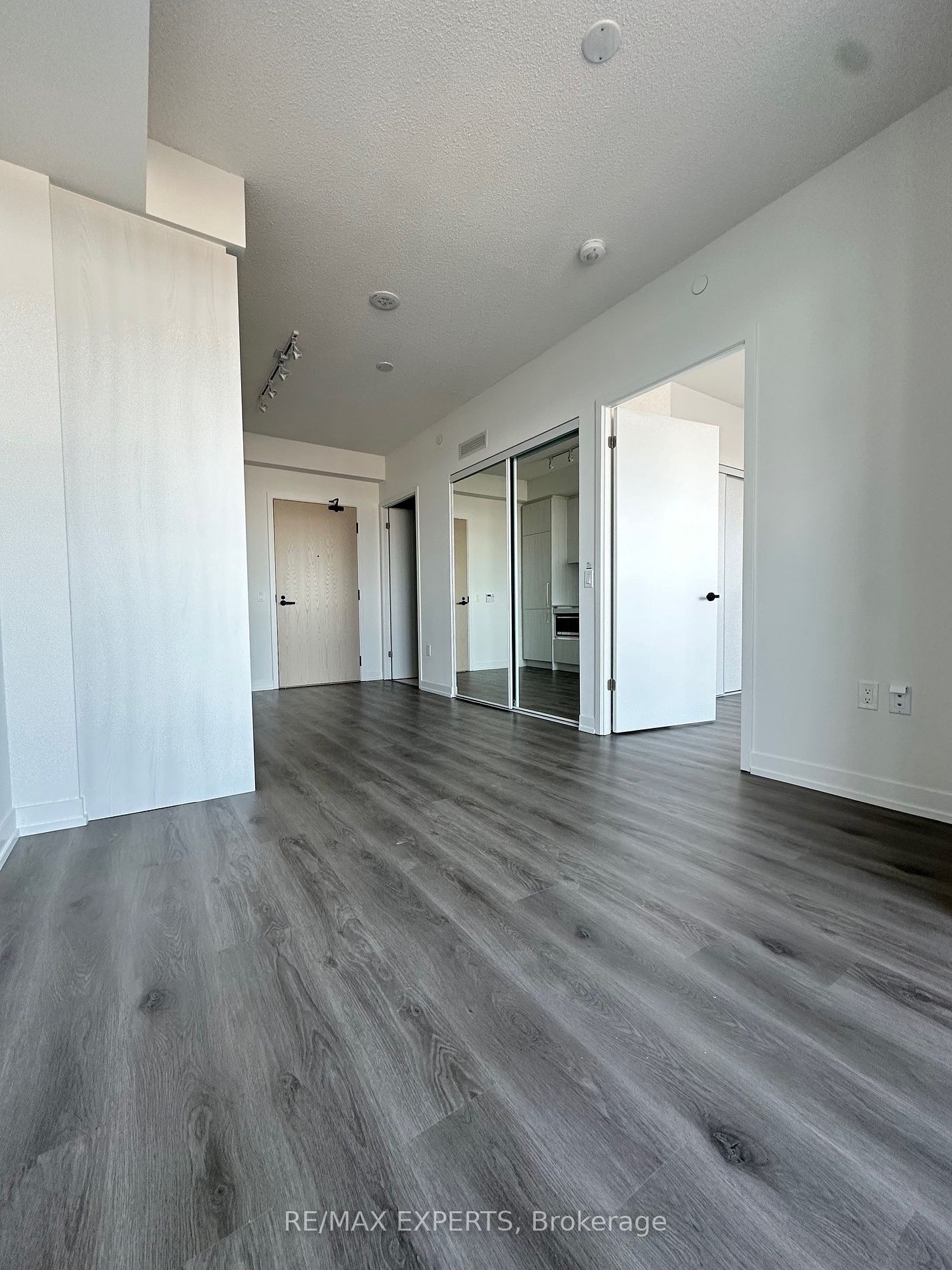 225 Commerce St 1010