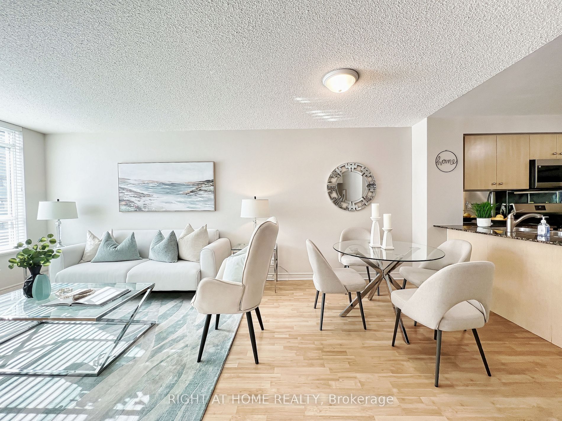 212 E Eglinton Ave 502