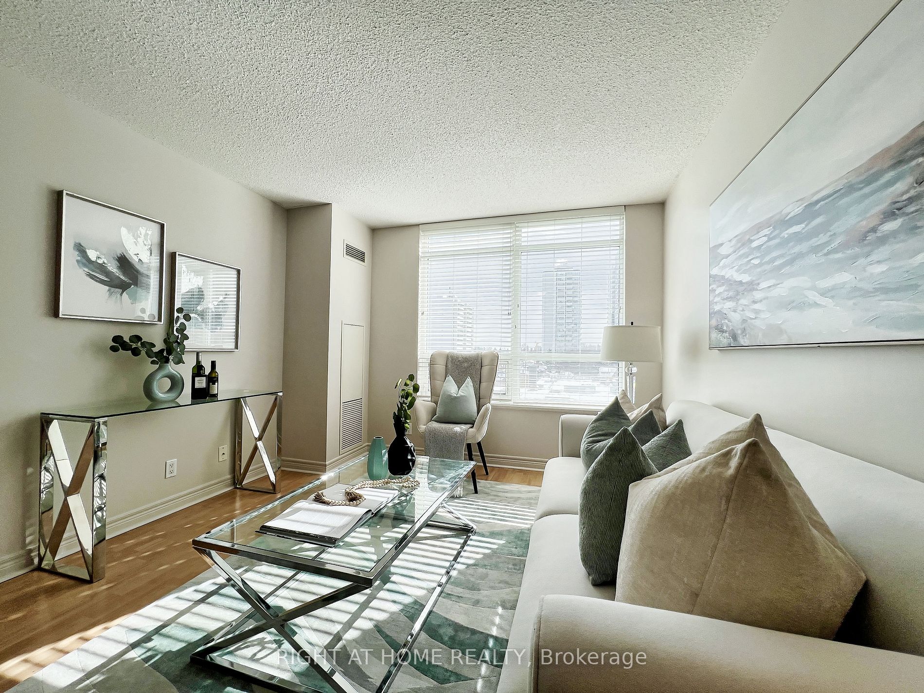 212 E Eglinton Ave 502