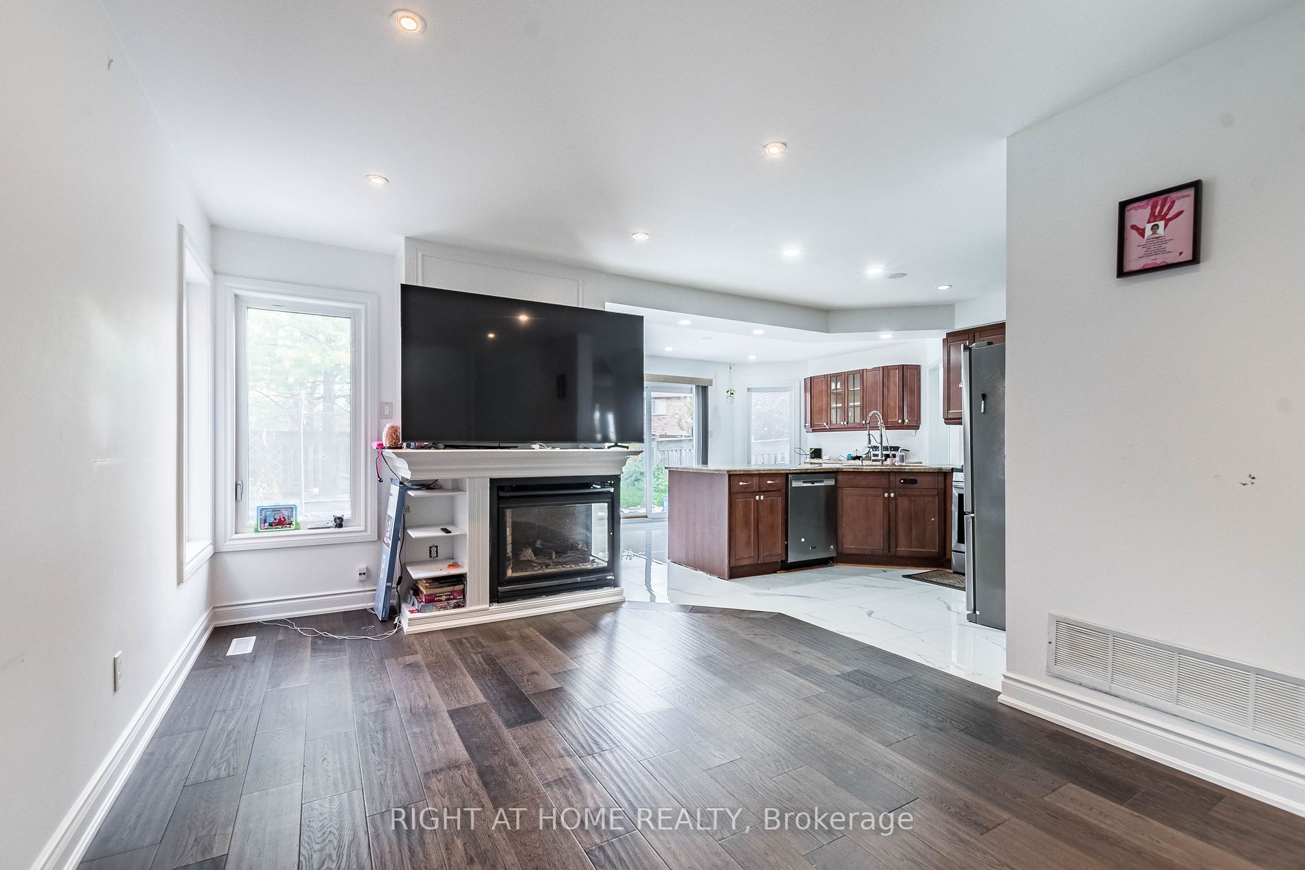 5579 Whitehorn Ave Upper