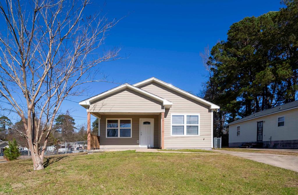 For Rent: 2025 Shepherd Drive Available: 11/01/25 Square Footage: 1047 Square Meters: 97 Pets: No Pest Control Included: No Features: Garden Shed Bedrooms: 3 Bathrooms: 1.5 Utilities included: None Washer & Dryer included: No Stories: 1 Floor Type: Vinyl Fenced Yard: Yes Garage: No Security Deposit: $1500