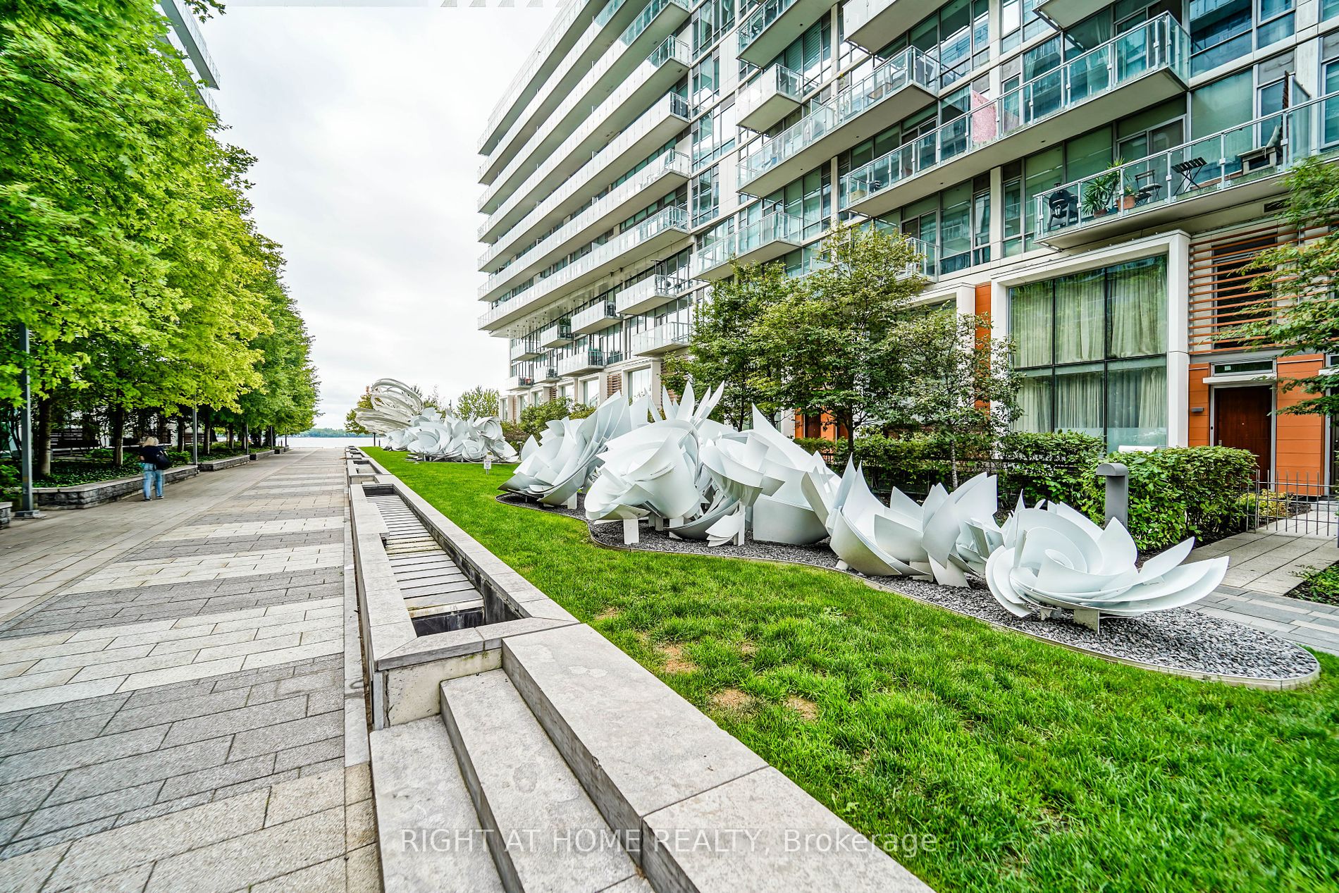 15 E Queens Quay 707