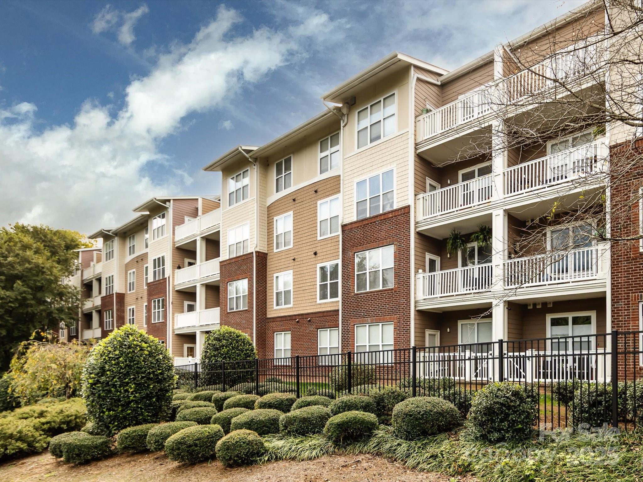 1000 E Woodlawn Road 216