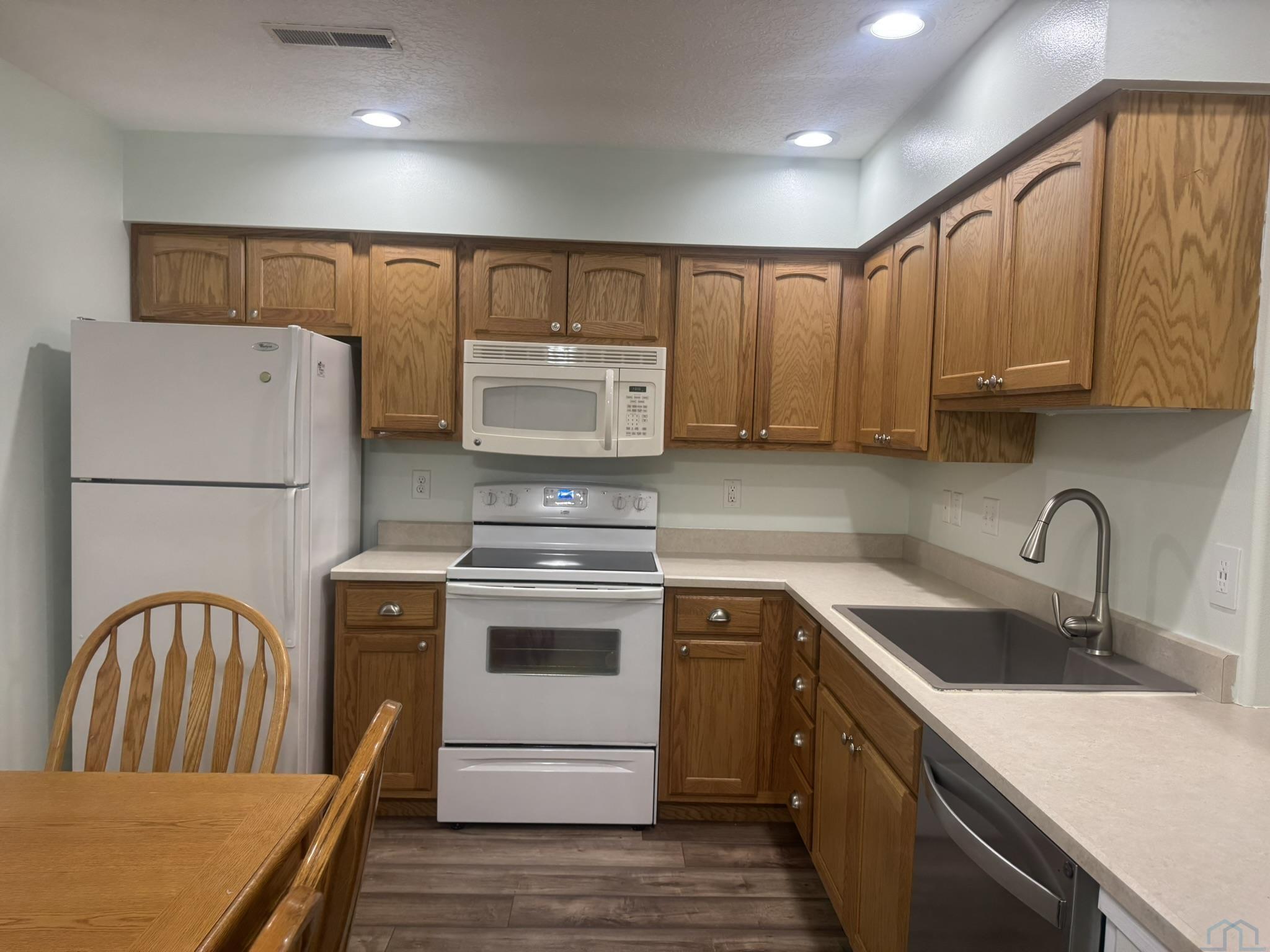 1100 Meadow View 2