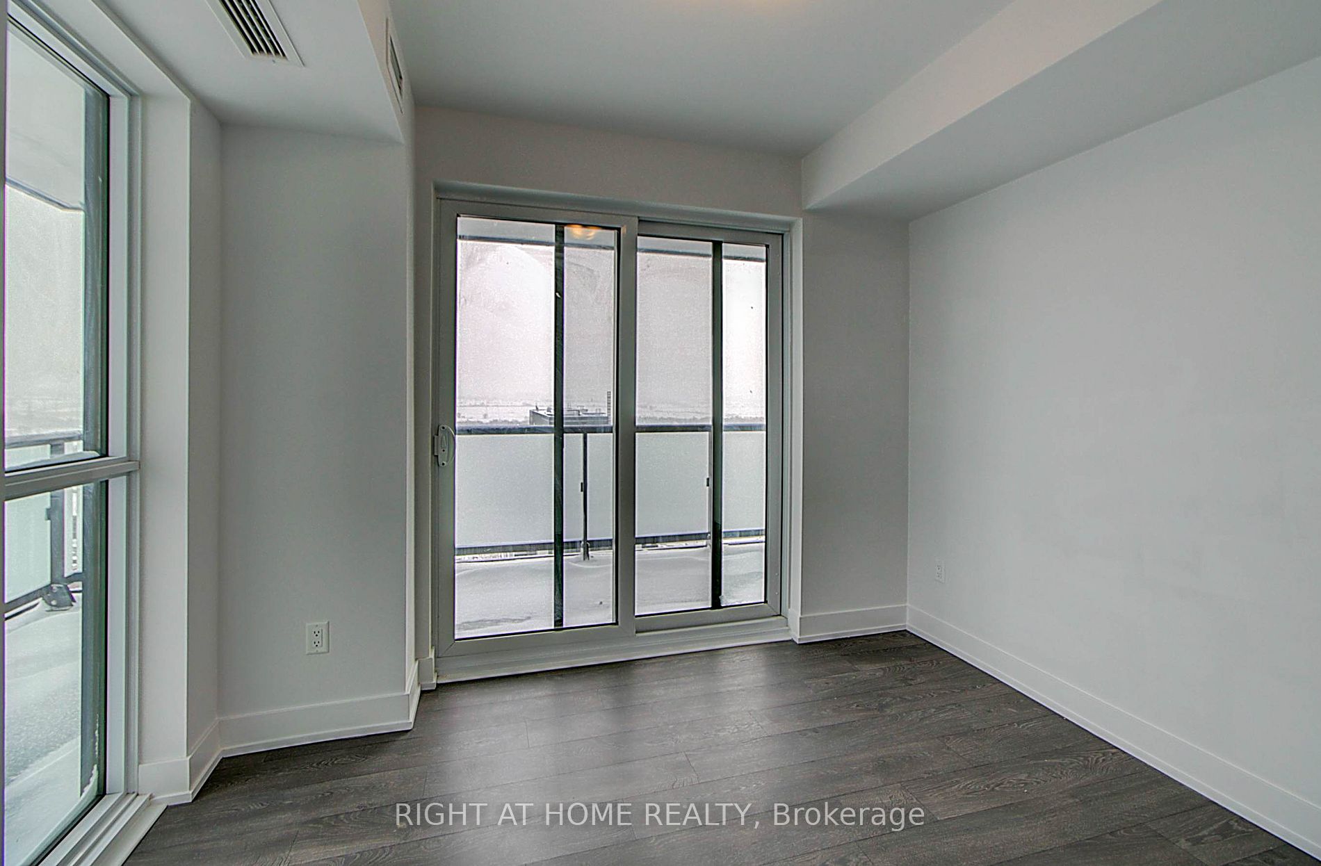 2550 N Simcoe St 2407