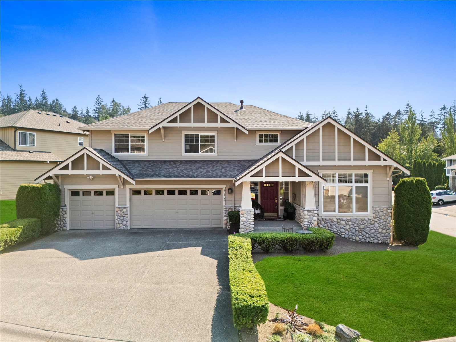 LARGE CORNER LOCATION * NORTH/NE FACING ENTRY * NEW ROOF IN 2025 * BONUS/REC ROOM * HARDWOOD FLOORS * CENTRAL A/C * This thoughtfully designed Murray Franklyn home is located in highly coveted Woodward at Elliott Farm, just down the road to Maplewood Golf Course, 5 mins to downtown Renton, and less than 1 mile to the Cedar River Trail system! Spacious multi-generational layout includes a generous 2,900 square feet w/ 4 bedrooms upstairs and 3 full baths, and main floor bonus room w/ adjacent bath that easily converts into a 5th bedroom. Enjoy this chef's kitchen w/ modern white décor, premium double ovens, expansive central location, and walk-in pantry. The spacious master suite includes a bright, five-piece bathroom with a separate soaking tub and shower, plus a large walk-in closet. The house sits on a flat corner lot, with lots of sun and a fully fenced backyard ideal for entertaining, gardening, and pets! Offering the convenience of Eastside living at a fraction of the cost, making this property highly competitive for commuters looking near Bellevue or Seattle.