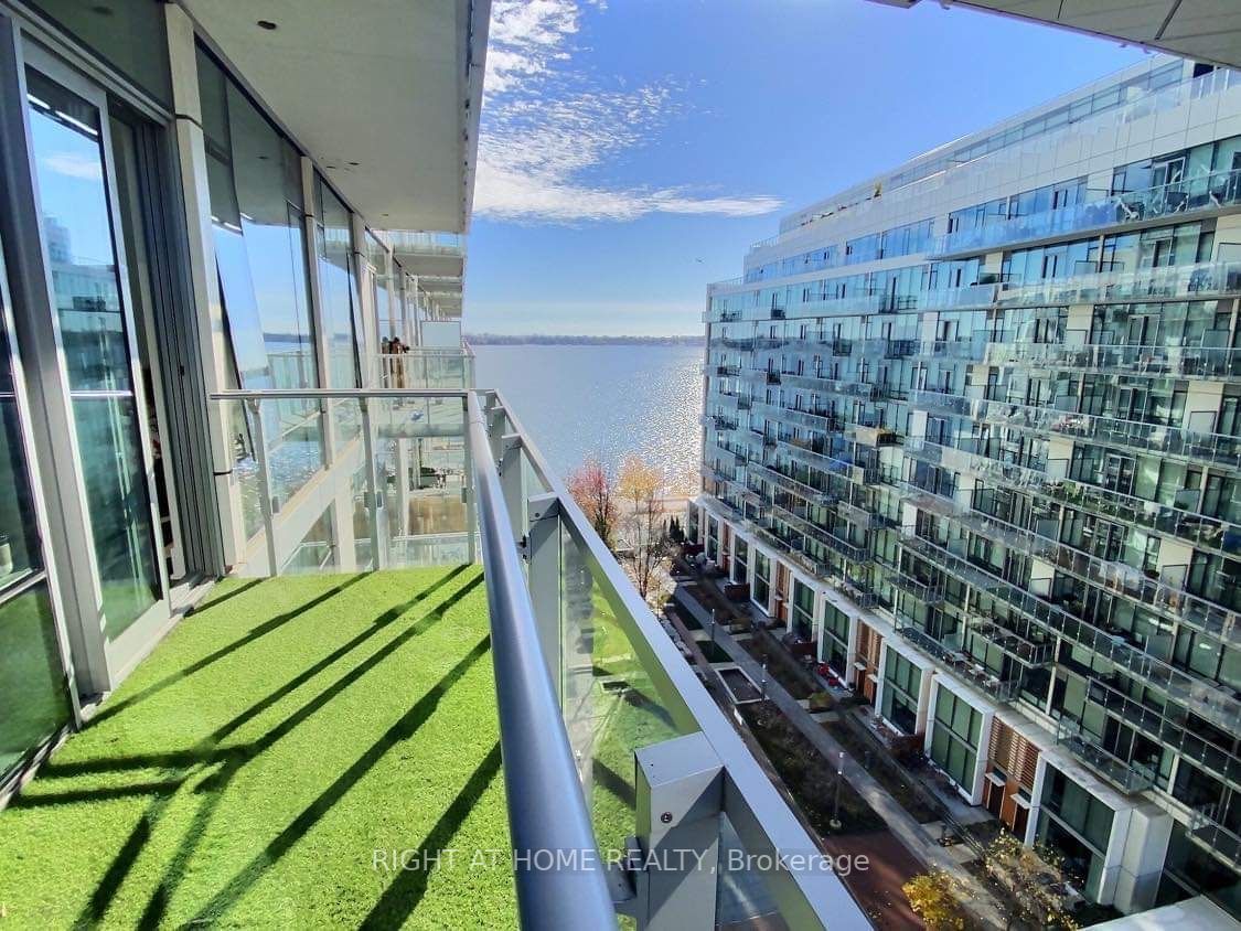 39 E Queens Quay 932