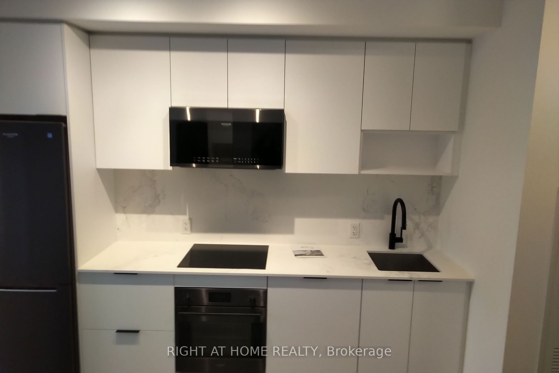5 Defries St 422