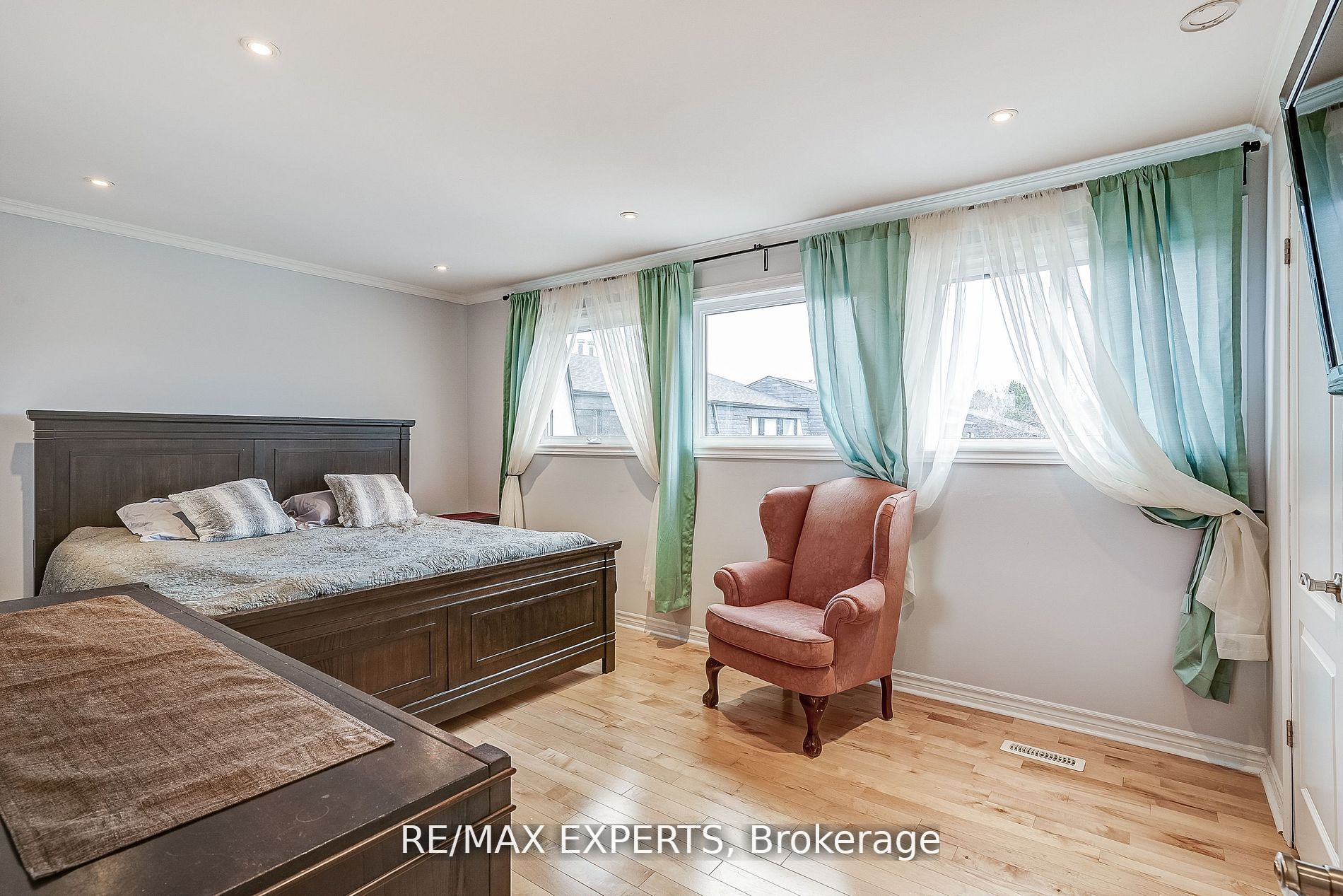 14 Poplar Cres