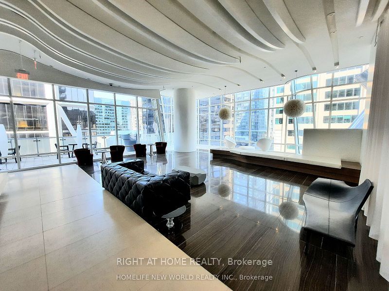 1 E Bloor St 5907