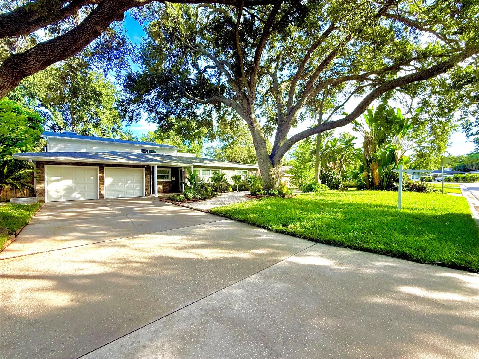 1557 Robinson Drive N