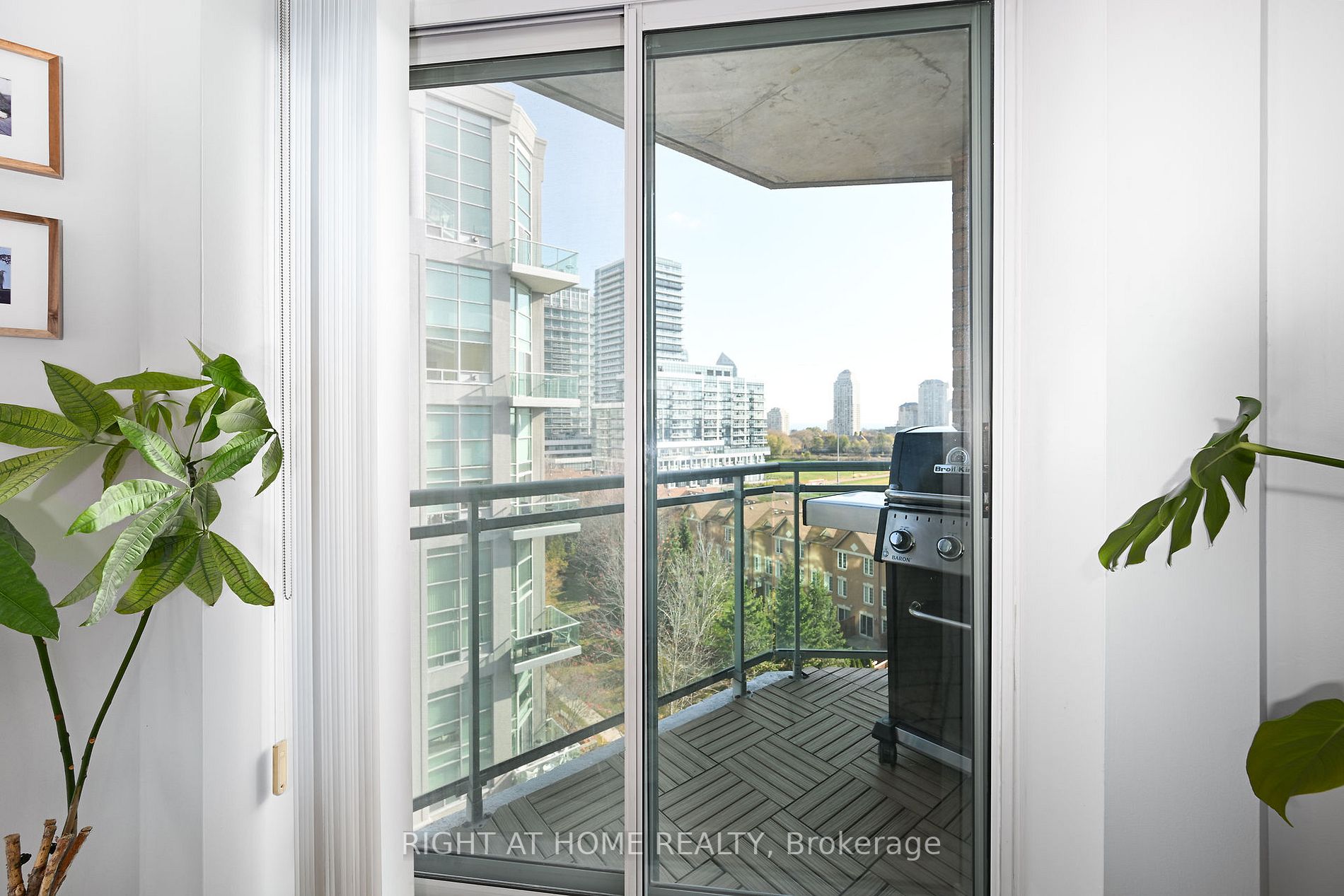 190 Manitoba St 805