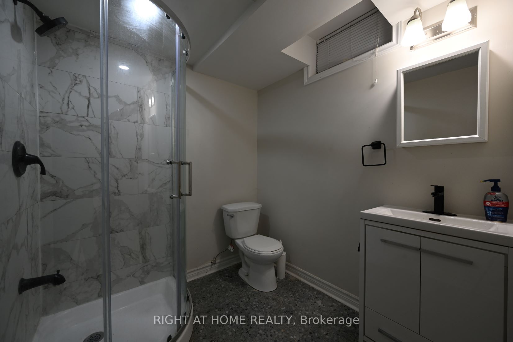 16 Glenmanor Dr