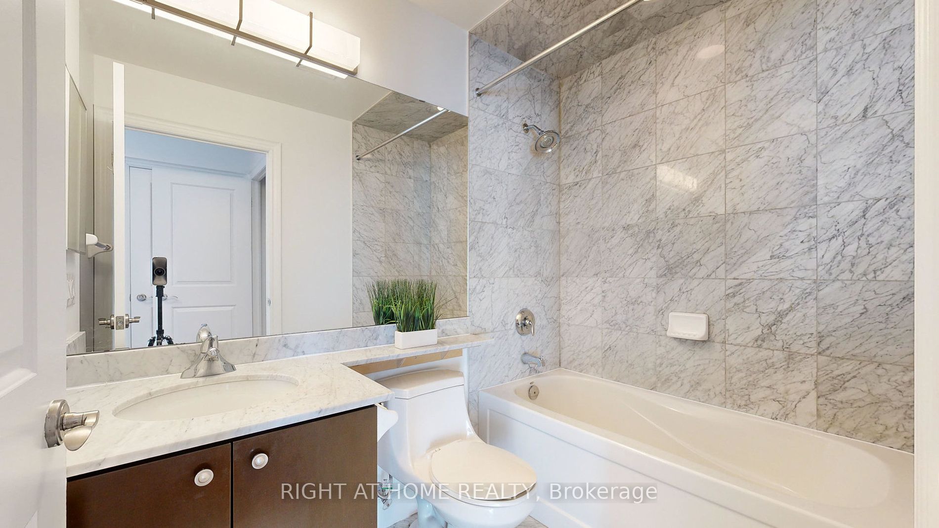 10 Bloorview Pl 1706
