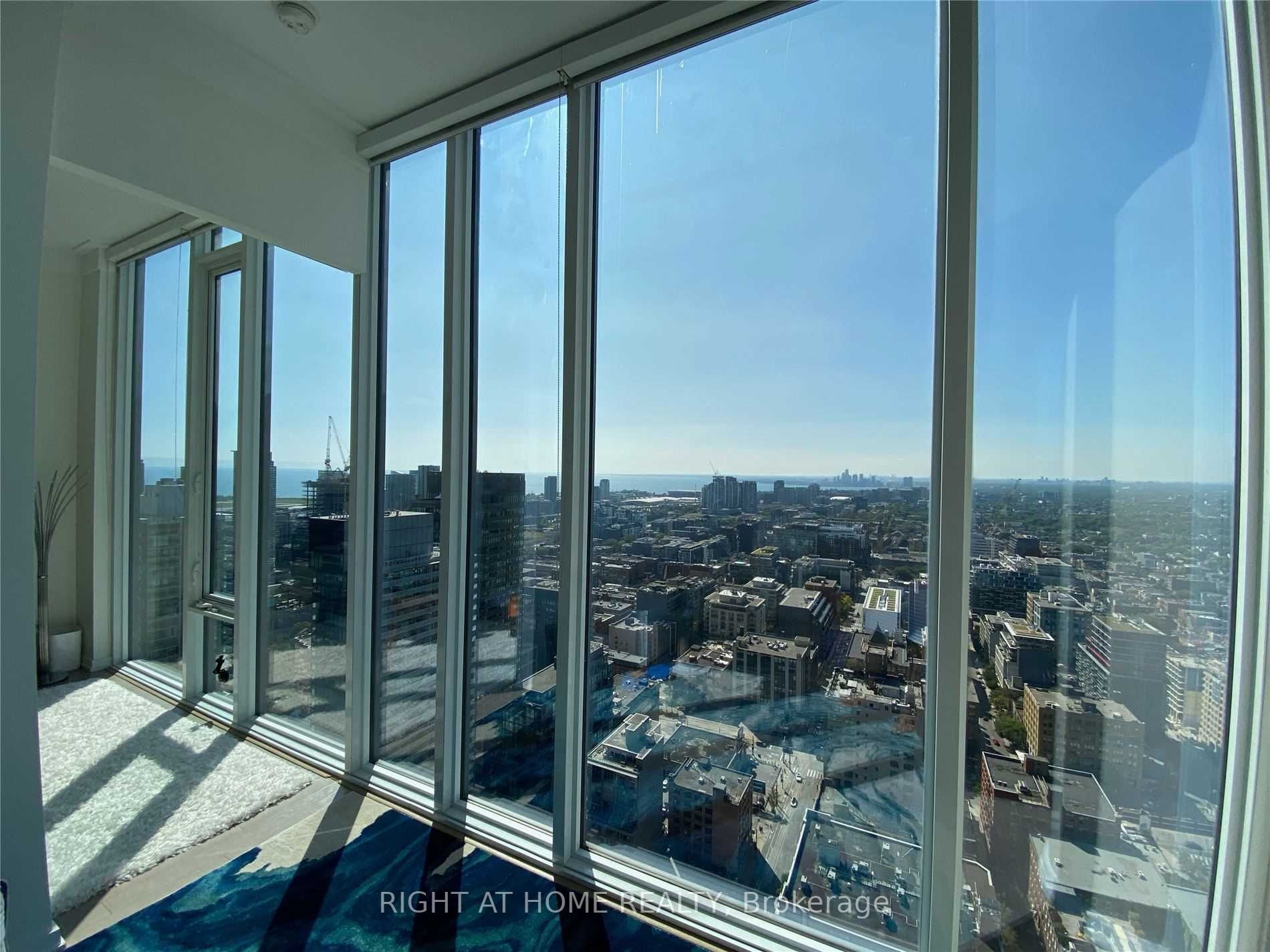 101 Peter St Ph11
