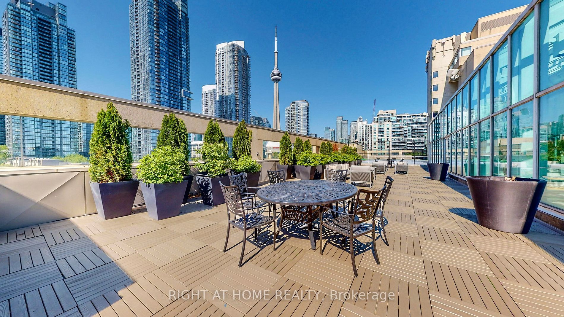 480 W Queens Quay 302W