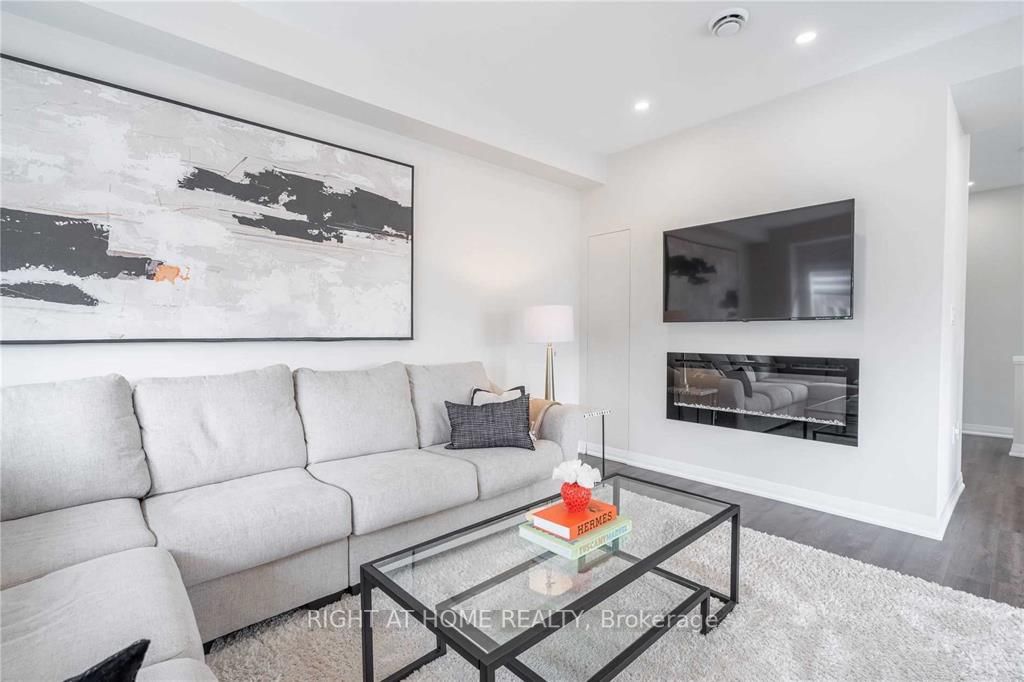 2 Aquarius Cres