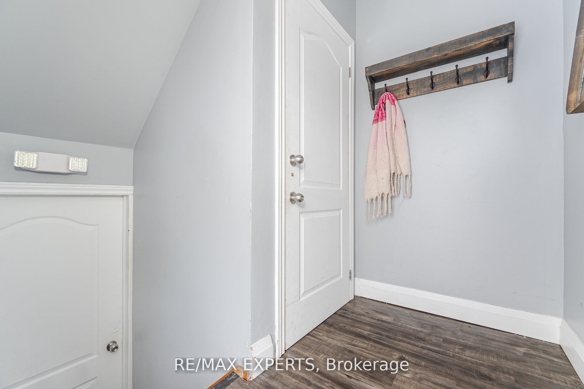 9 Grand River Crt
