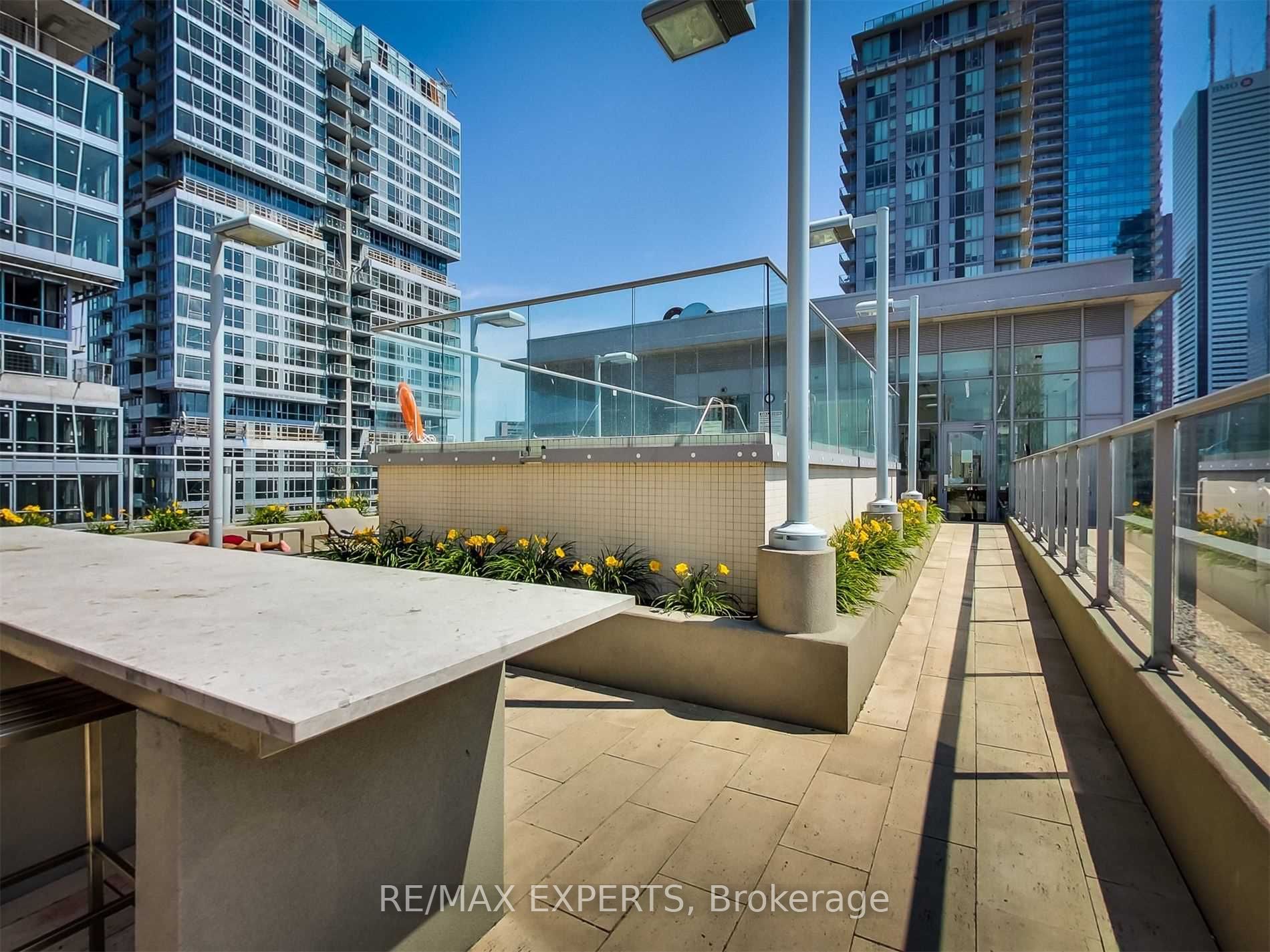 126 Simcoe St 302