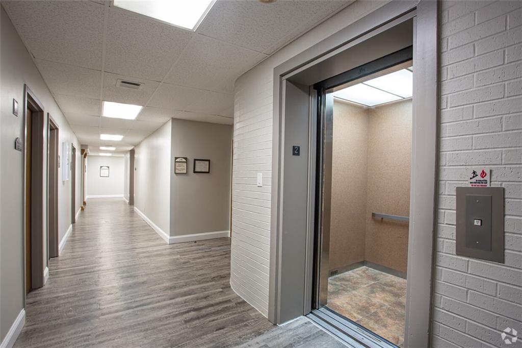 8320 N Oak - 222 Trafficway