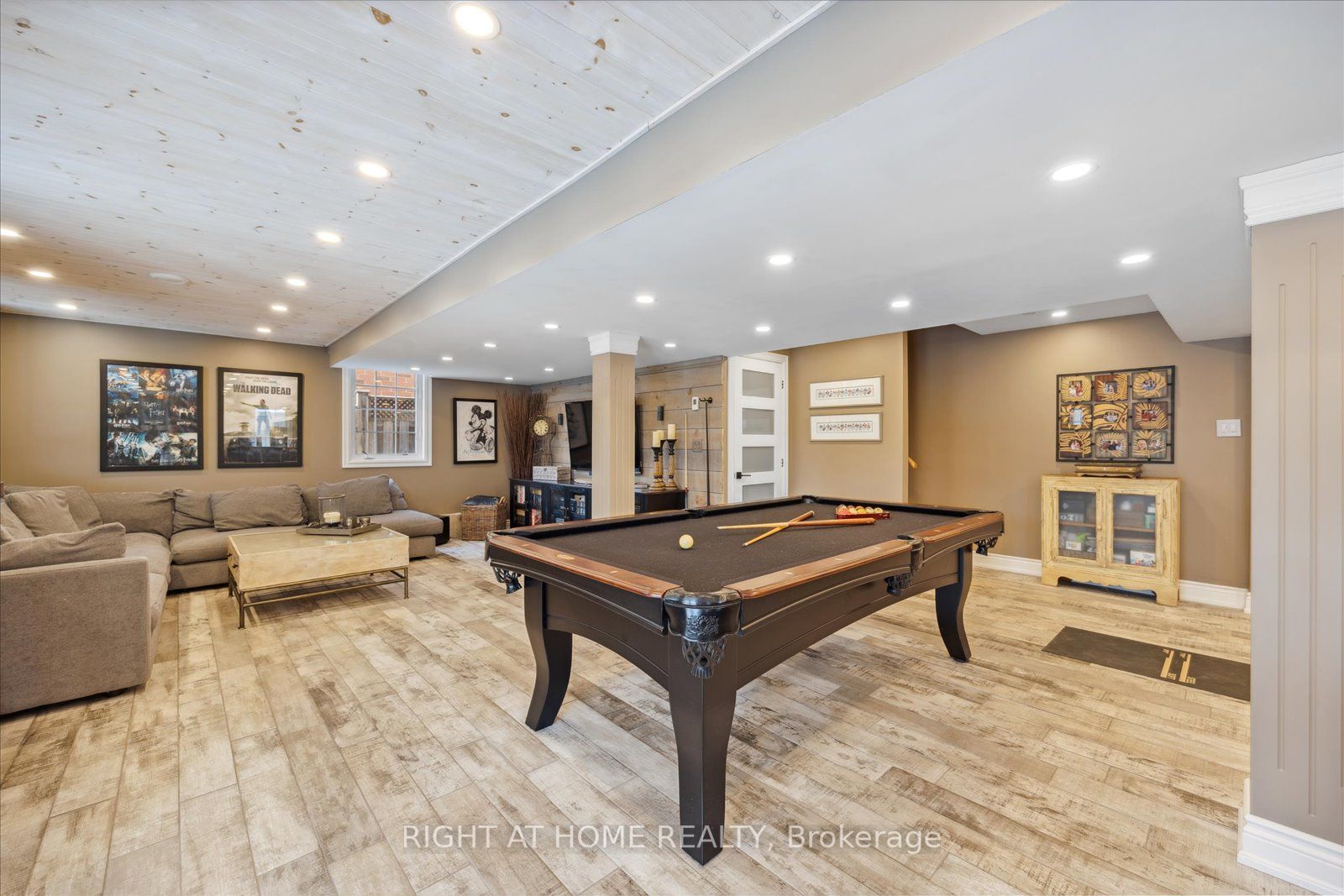 110 Roseborough Dr