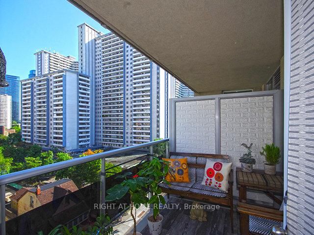 225 E Wellesley St 809