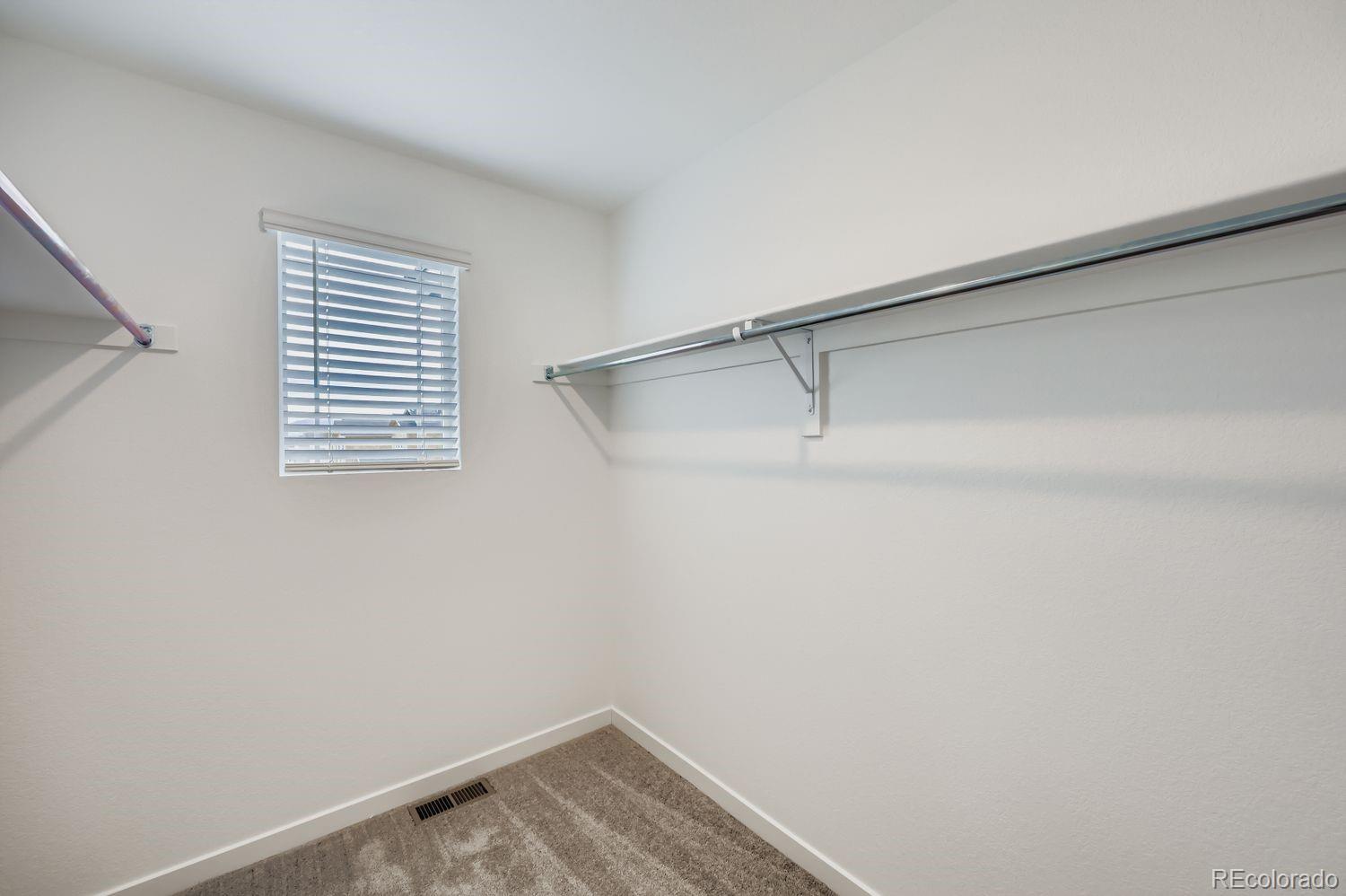 8970 Blue Feather Loop