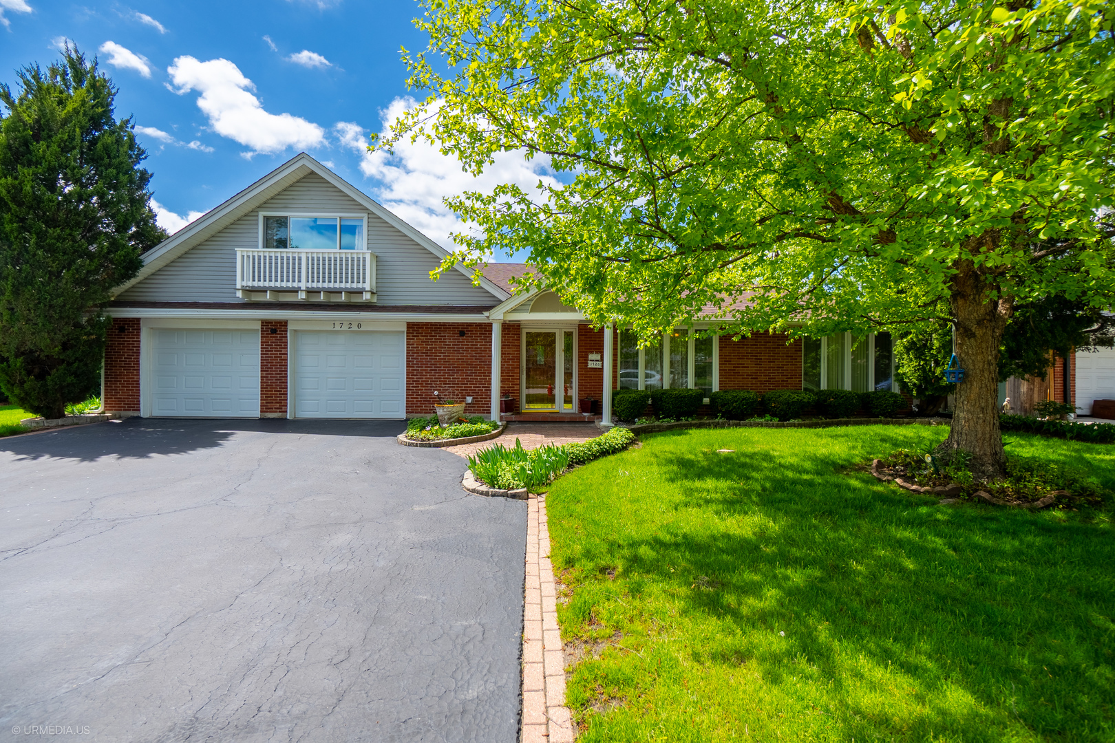 Phenomenal opportunity to own this meticulously maintained home in a prime Arlington Heights location, nestled among multimillion dollar homes, walking distance to Hasbrook Park and Patton Elementary School! The interior offers bright, comfortable living spaces with a layout perfect for hosting. Natural light fills the main living areas, and the kitchen provides plenty of cabinet space and room to gather, whether it's for everyday meals or large gatherings. Bedrooms are nicely sized with good closet space, and there's flexibility for a home office, guest room, or whatever fits your needs. It's a home that feels easy to live in from day one. Outside, you'll find a large yard-perfect for relaxing, gardening, or enjoying summer evenings. Located close to parks, schools, shopping, dining, and Metra access, this is a great opportunity to move into a turn-key in a fantastic community with potential to add your own customization!