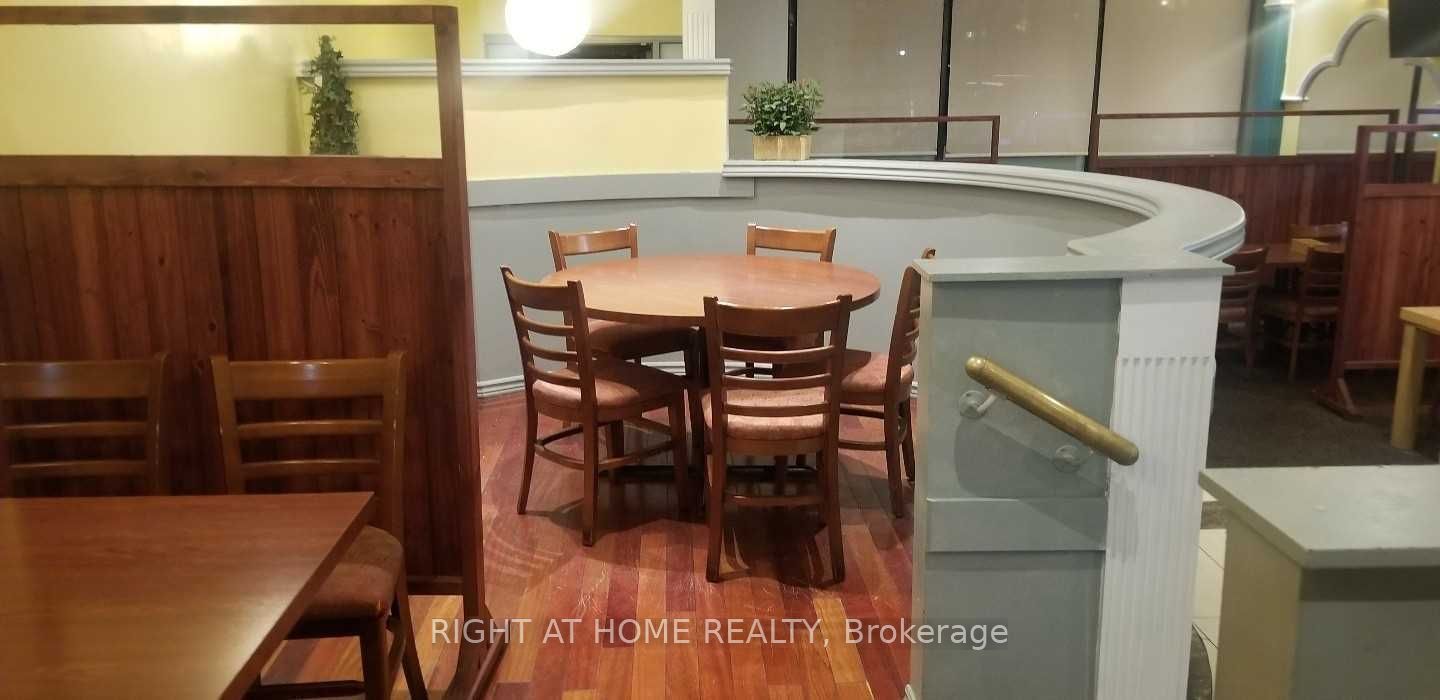 1170 W Burnhamthorpe Rd 15