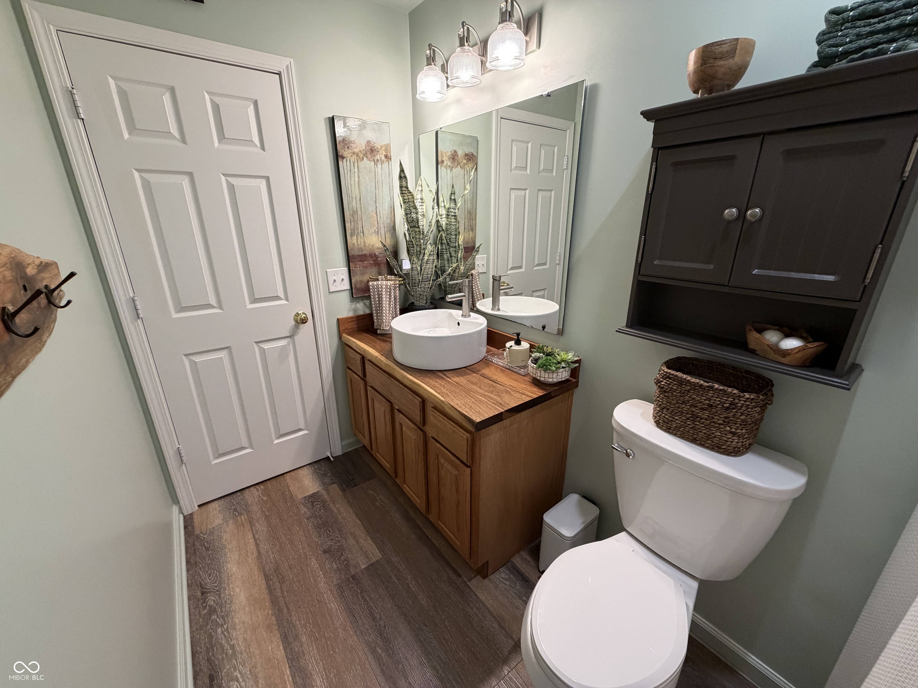 5752 Columbia Circle S