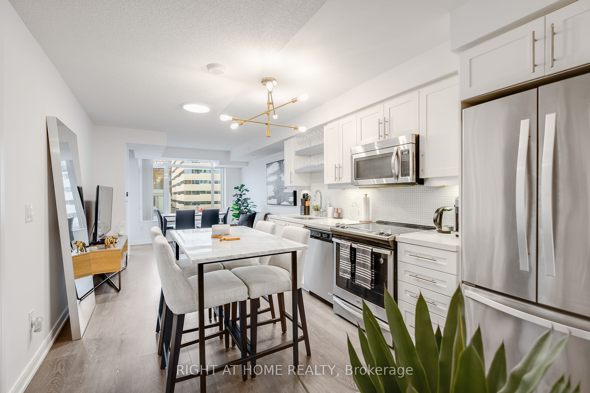 525 W Adelaide St 609