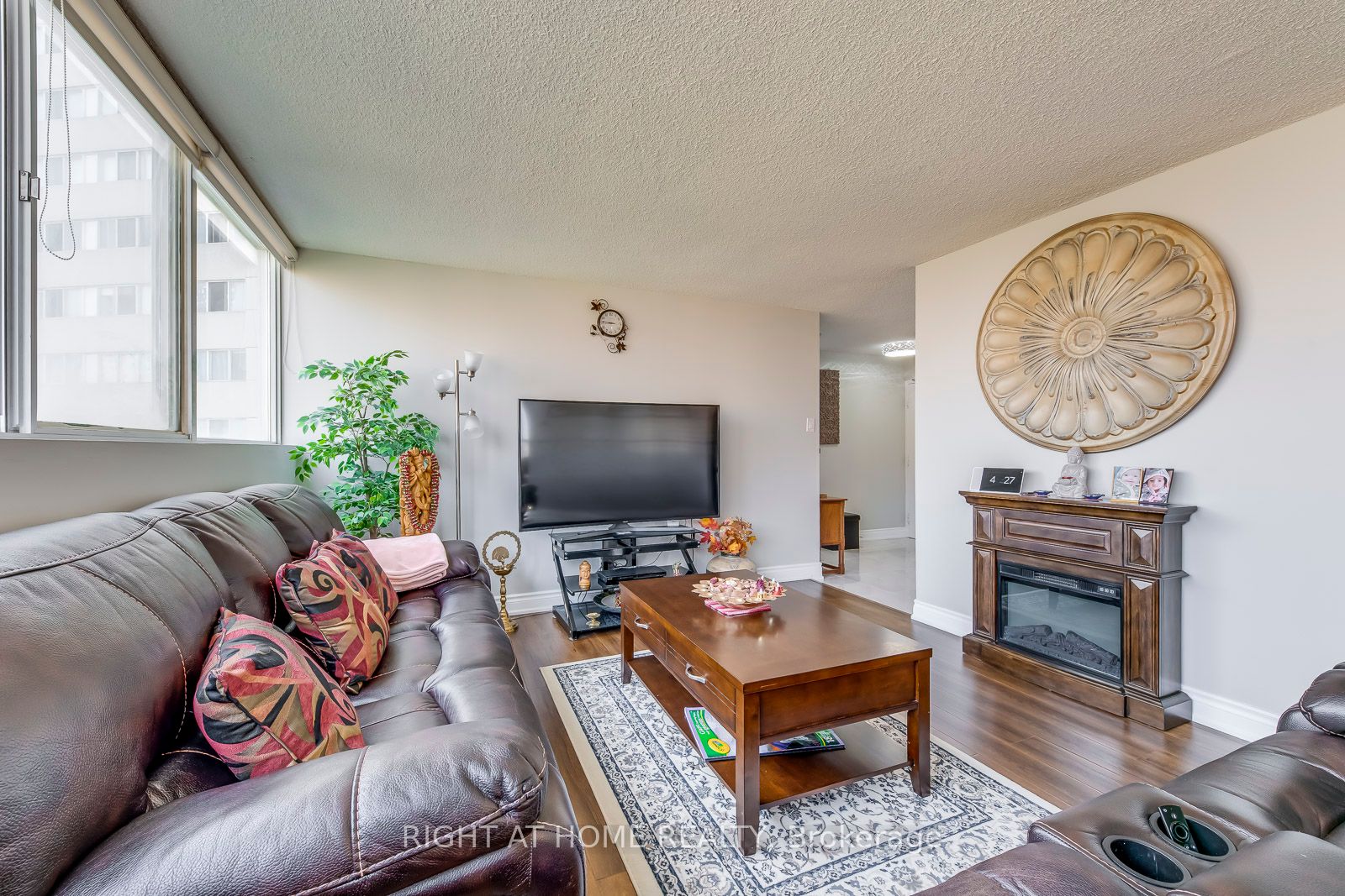 3700 Kaneff Cres 1412