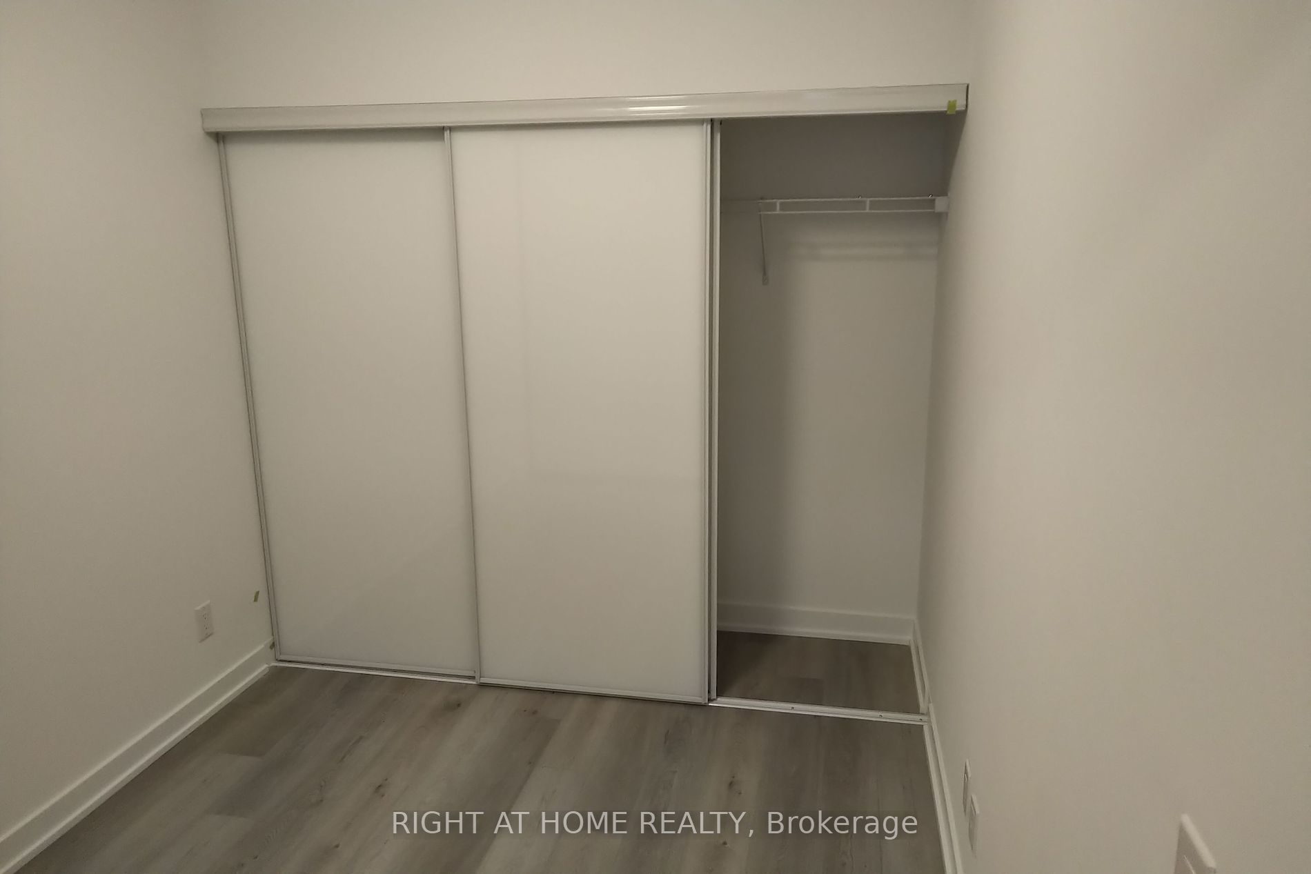 5 Defries St 422