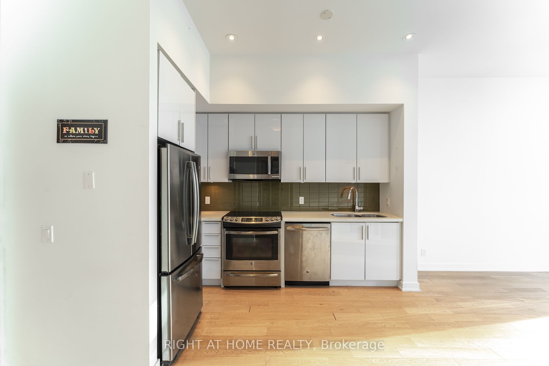 2212 W Lake Shore Blvd Ph06