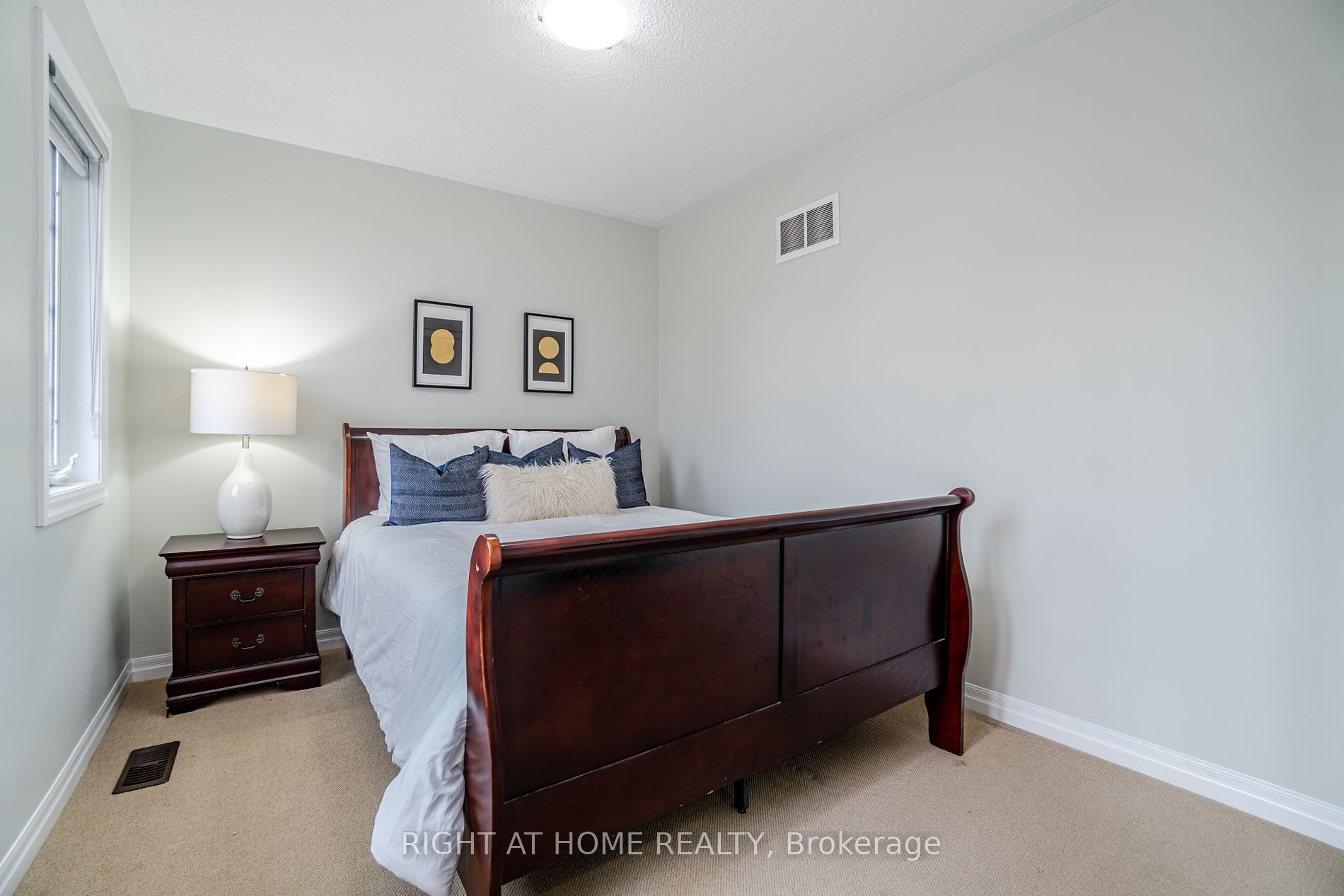 19 W Dehaviland Cres