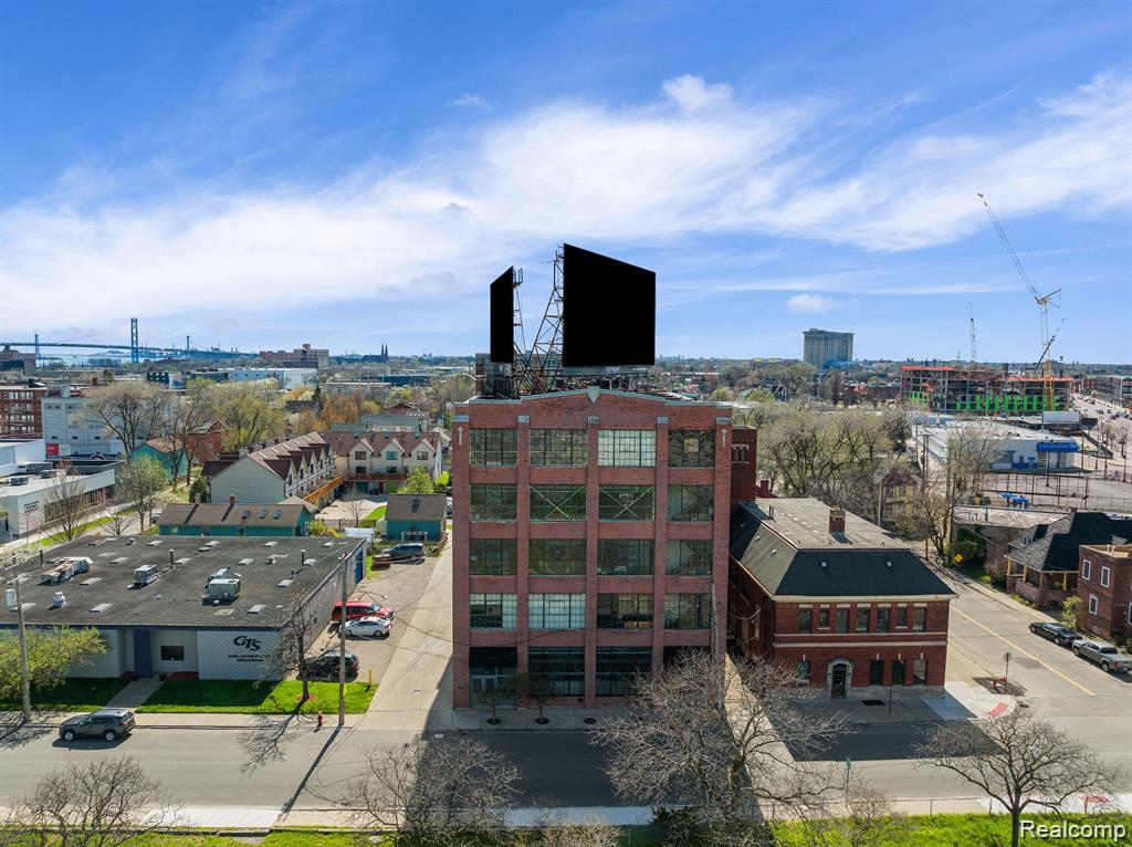 This loft is the most amazing space! It's almost 6000 square feet with 14 foot ceilings. It's open floor plan offers the perfect home for
entertaining. It's trendy and modern with historical charm. Exposed brick and ceilings, large windows, wood floors make this loft
exquisite, not to mention the massive amounts of natural light. It's the perfect work / home / play space in the trendy and historical
Corktown neighborhood!