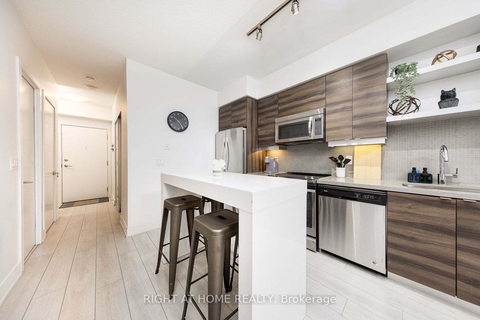 525 W Adelaide St 932