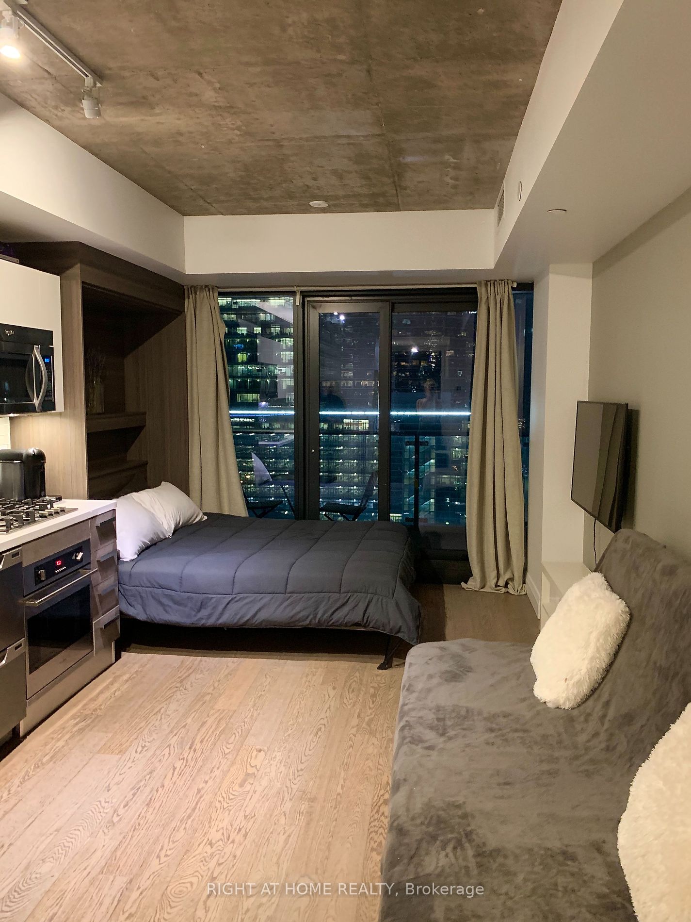224 W King St 1505