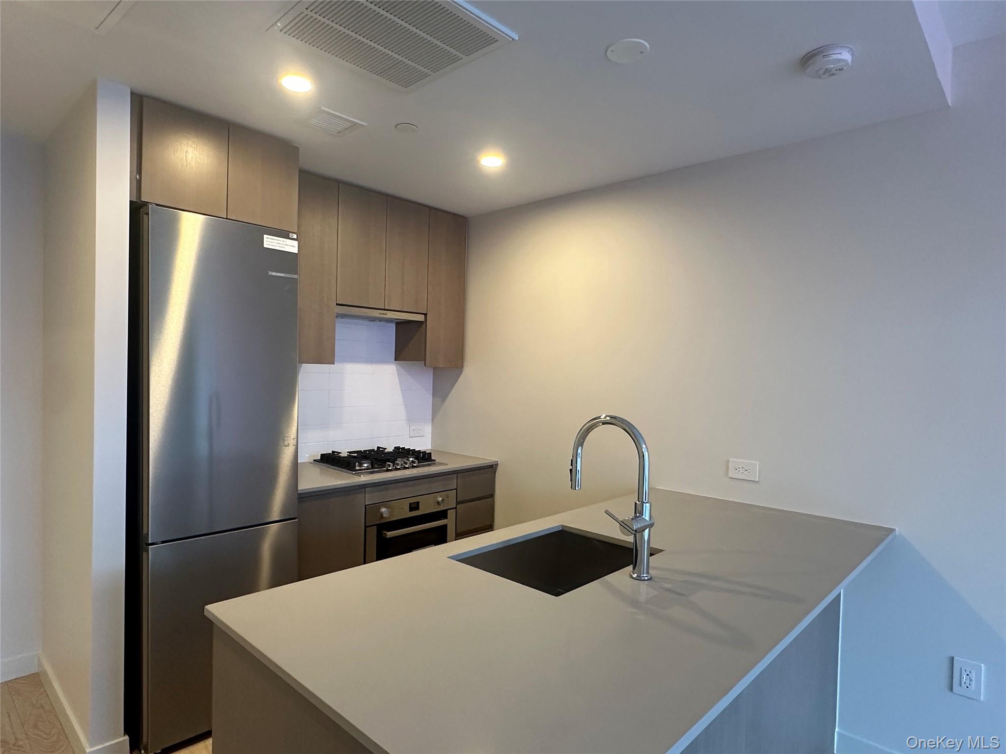 Modern and bright, this one-bedroom, one-bathroom condo offers the perfect blend of comfort and convenience in the heart of Downtown Flushing. Featuring an open-concept living space with abundant natural light, a fully equipped kitchen with stainless steel appliances, in-unit laundry, and a private balcony. Enjoy central A/C and heating, secure building access, and access to amenities cater to both relaxation and social activities: a serene library, a sunlit playroom adjacent to the Lawn, and a wellness lounge with a steam room, sauna, and experiential shower. A fully equipped fitness center, media room, and meeting room facilitate both fitness pursuits and social or business gatherings. Located just steps from shops, restaurants, public transit, and parks, you’ll love the walkability and vibrant lifestyle this neighborhood offers. Rent is only $3000/month, including all except for electricity.