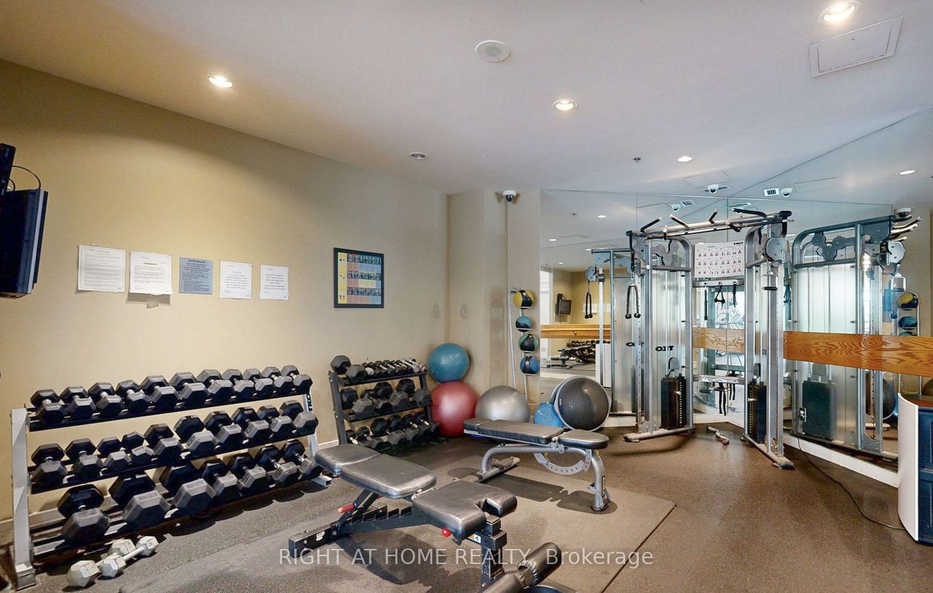 16 Harrison Garden Blvd 1112