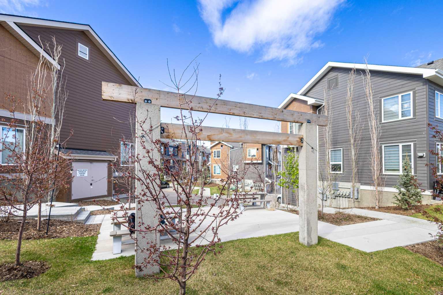 144 Livingston Common NE