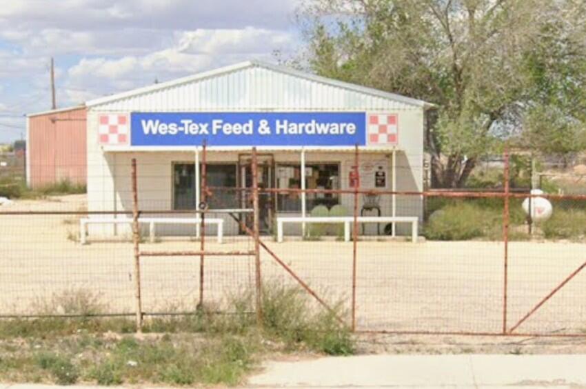 Great opportunity to lease a store front on West University. High traffic location, fenced in store front with safety gate. Loading dock on west side of building with garage door for easy access to shop. To see this property, call your REALTOR to see today.