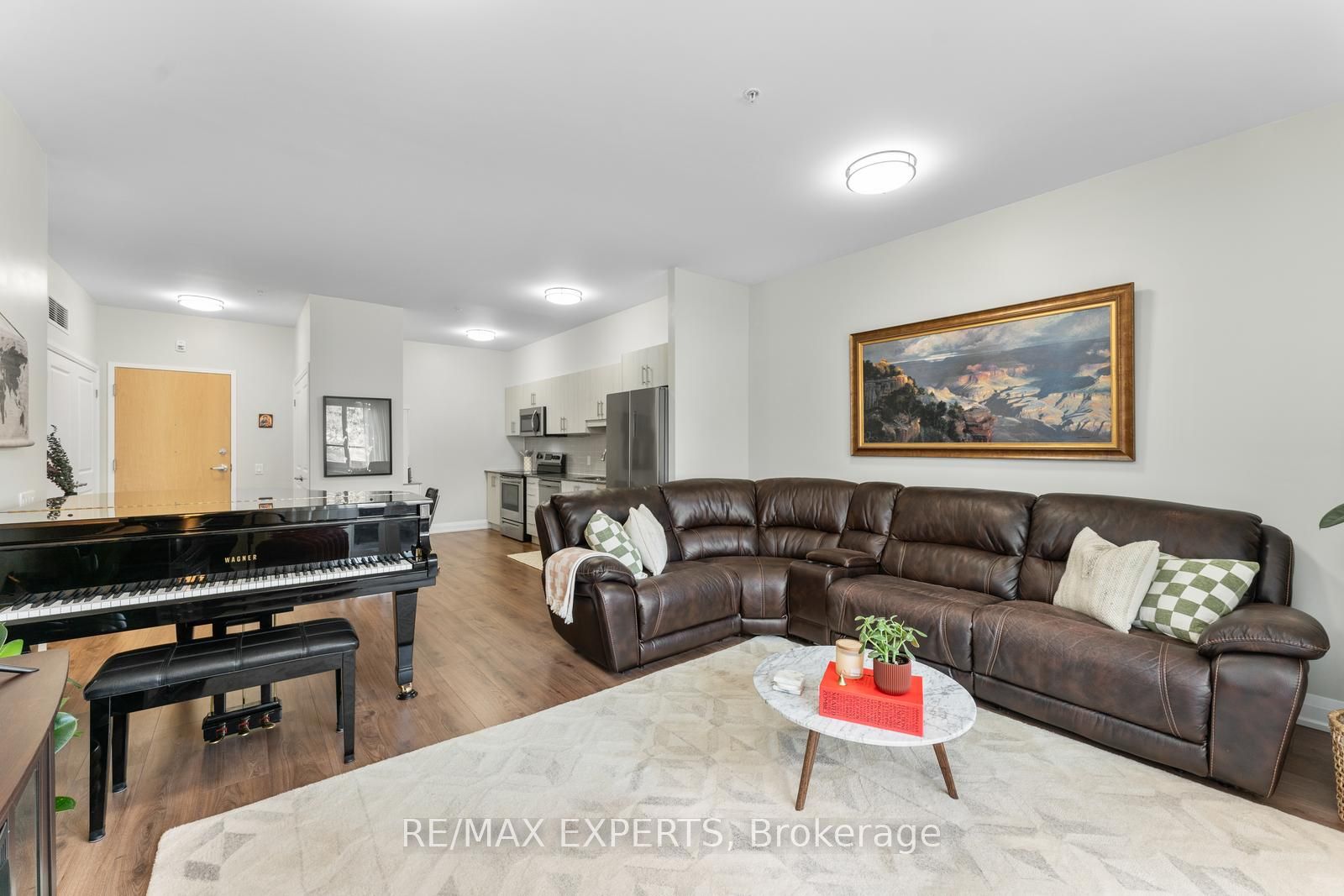 64 S Queen St 205
